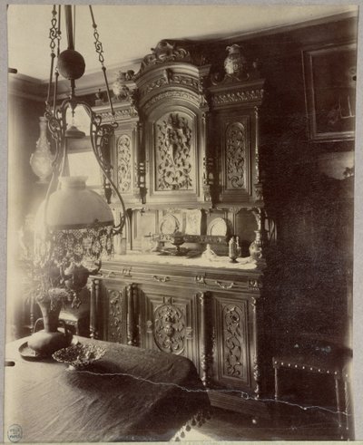 Interno della casa di un dipendente nei negozi del Louvre, rue St. Jacques, Parigi, 1910 da Eugène Atget